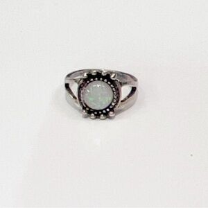 Vintage Like Ivory Faux Stone Silver plated Ring Size 7
** Fashion jewelry ***